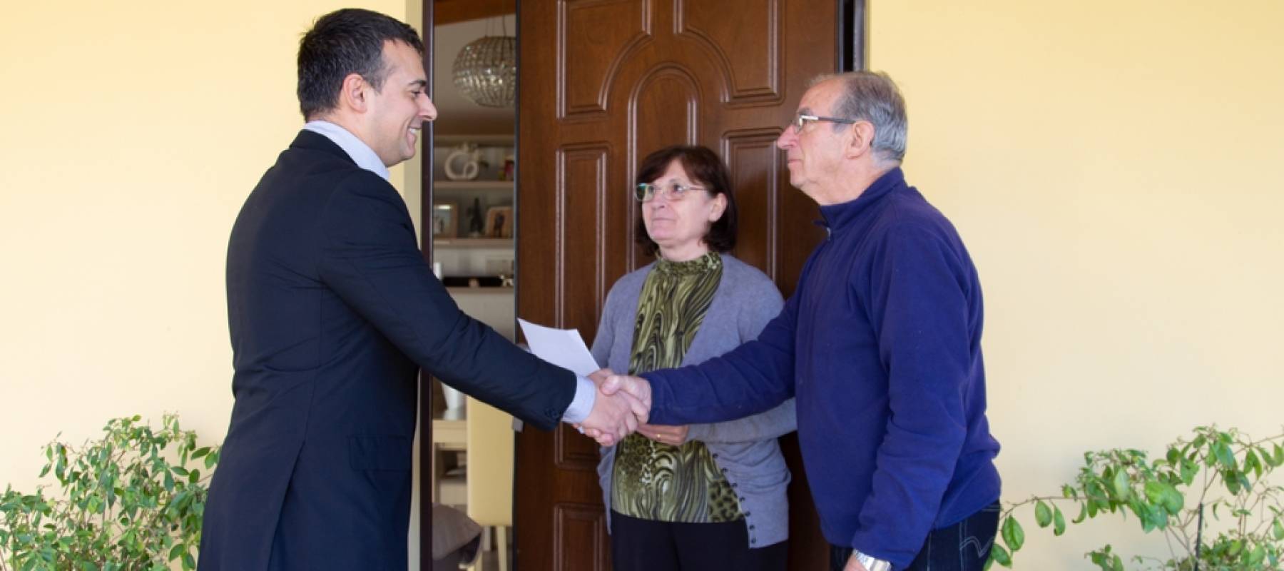 Door to door sales person