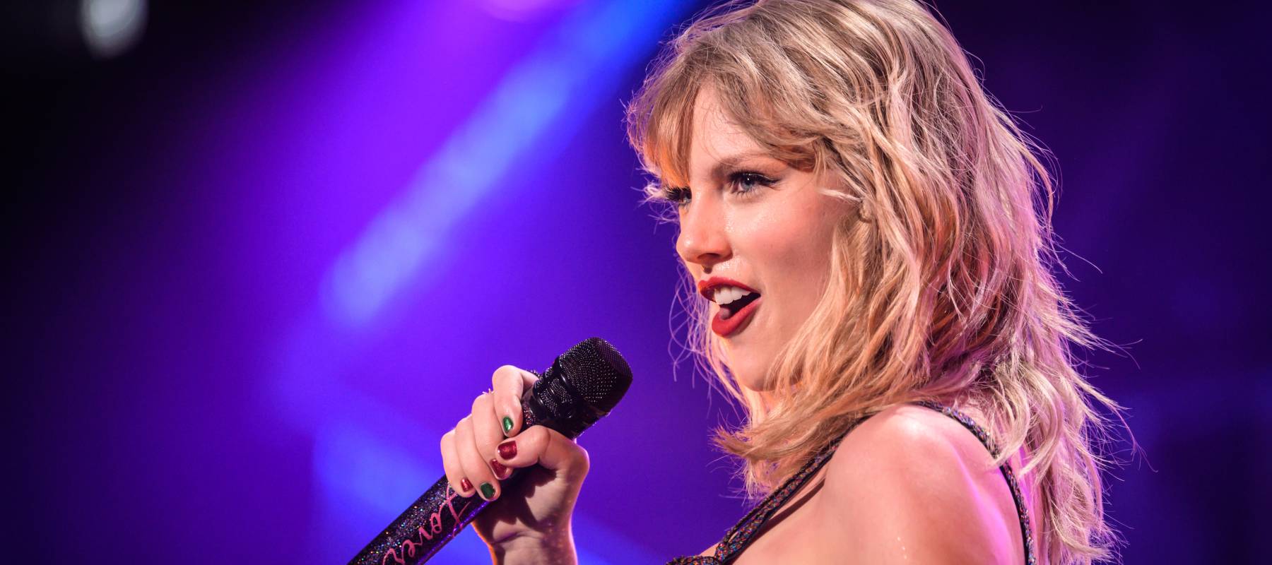 Taylor Swift singing in New York, 2019