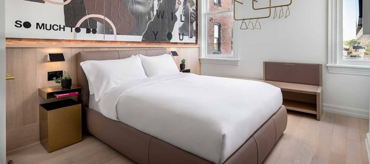 Discover the top 10 cheap hotels in Toronto that offer a comfy stay but won’t break the bank.