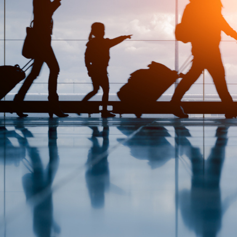 Family walking in airport + (Inlay) Screenshot of NEO Financial World Elite Mastercard