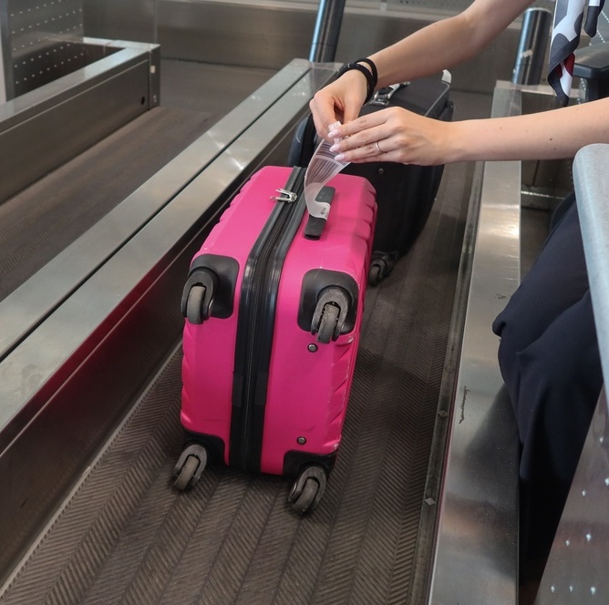 Switching luggage tags