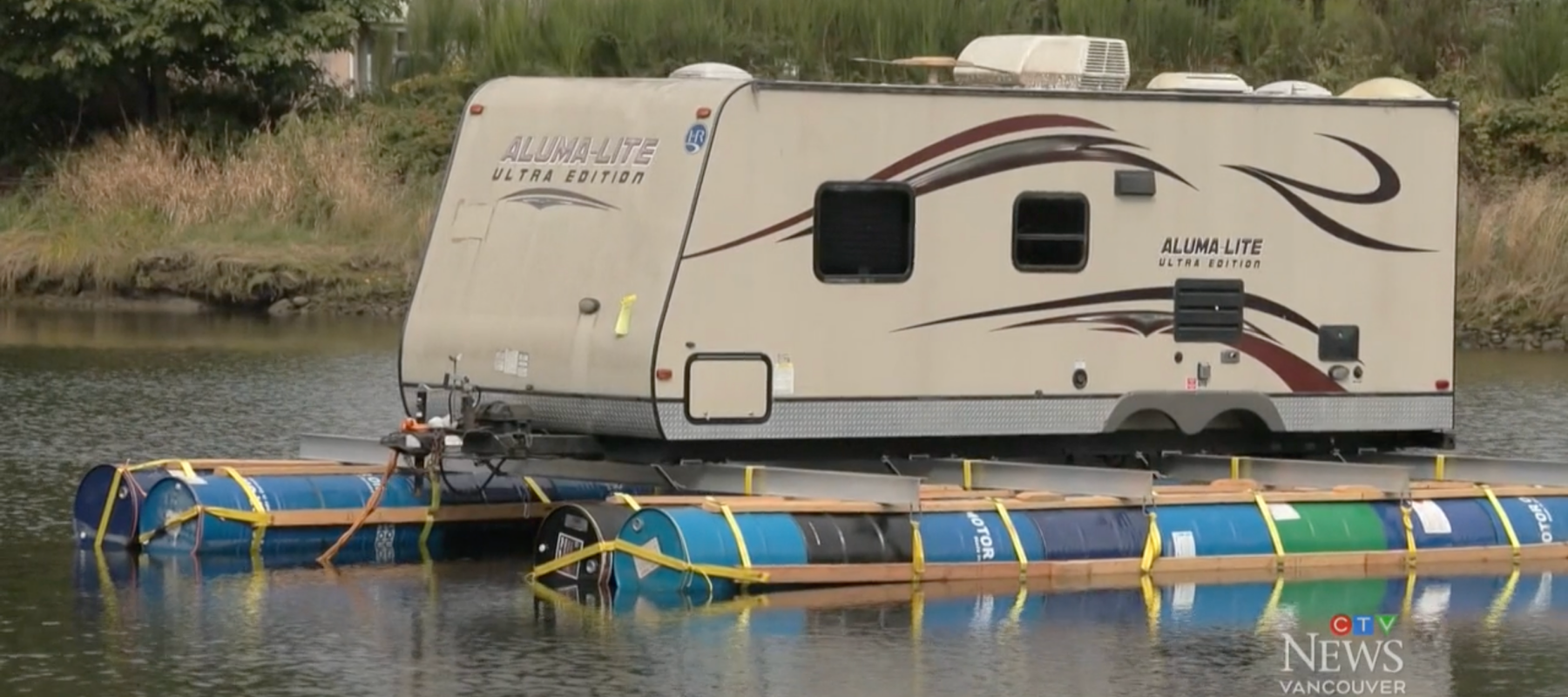 Trailer house boat